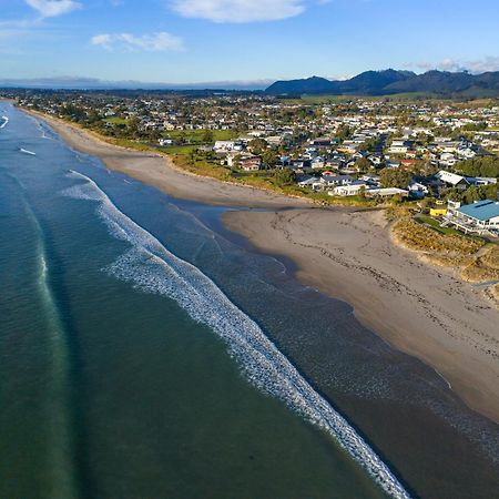 Tasman Holiday Parks - Waihi Beach Bagian luar foto Aerial view of the beach at Waikuku
