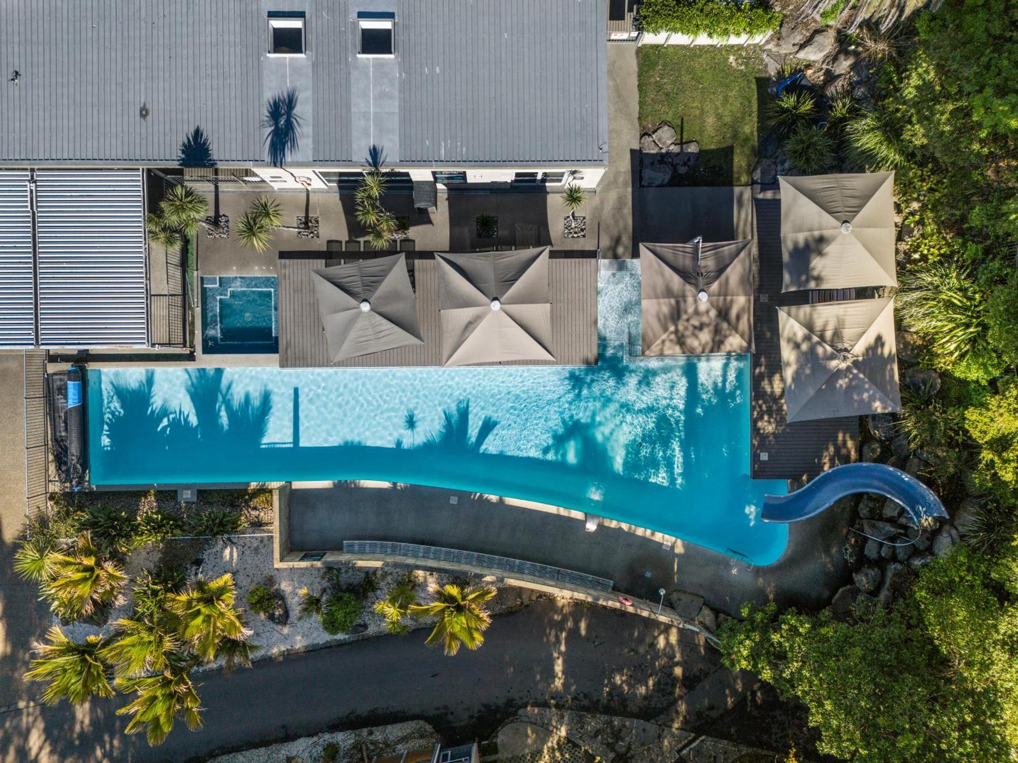 Tasman Holiday Parks - Waihi Beach Bagian luar foto Aerial view of the pool