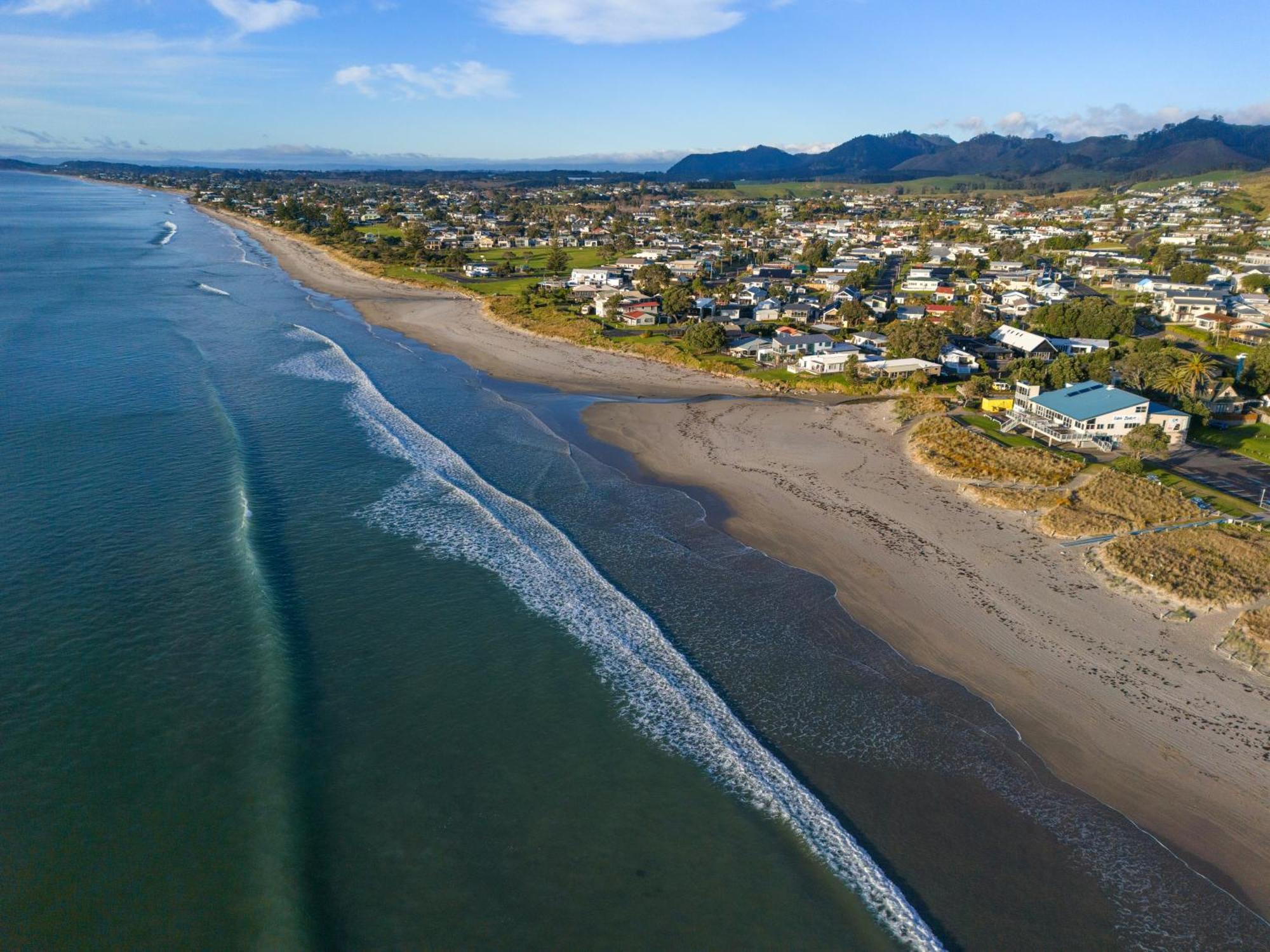 Tasman Holiday Parks - Waihi Beach Bagian luar foto Aerial view of the beach at Waikuku