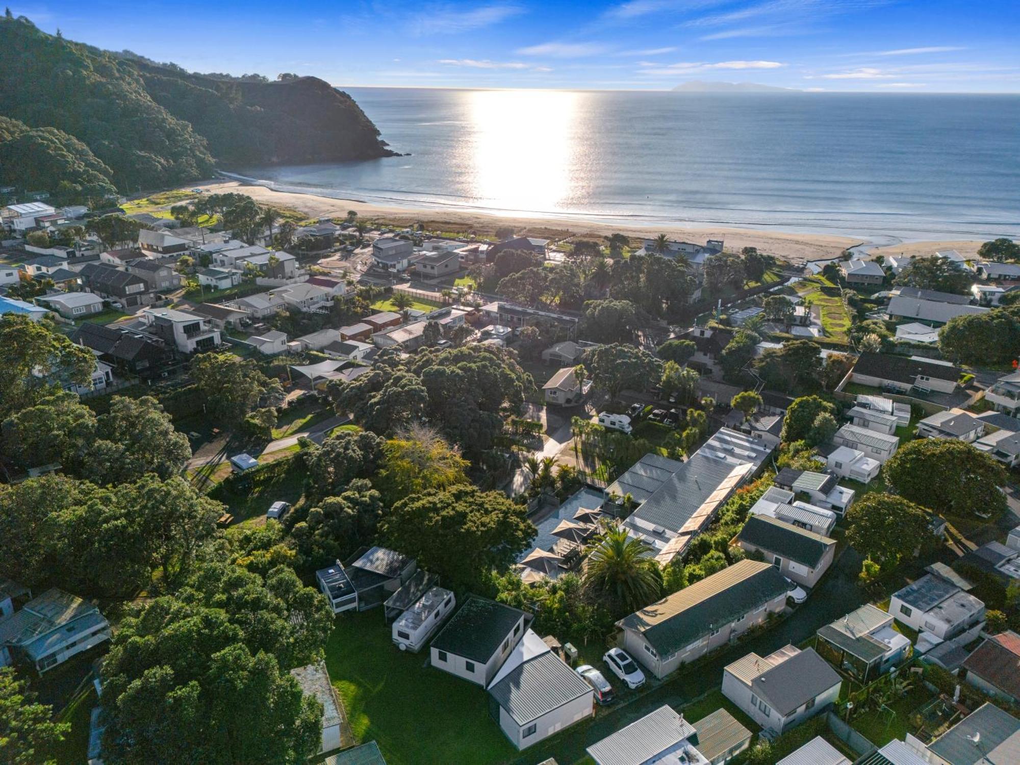 Tasman Holiday Parks - Waihi Beach Bagian luar foto Aerial view of the town