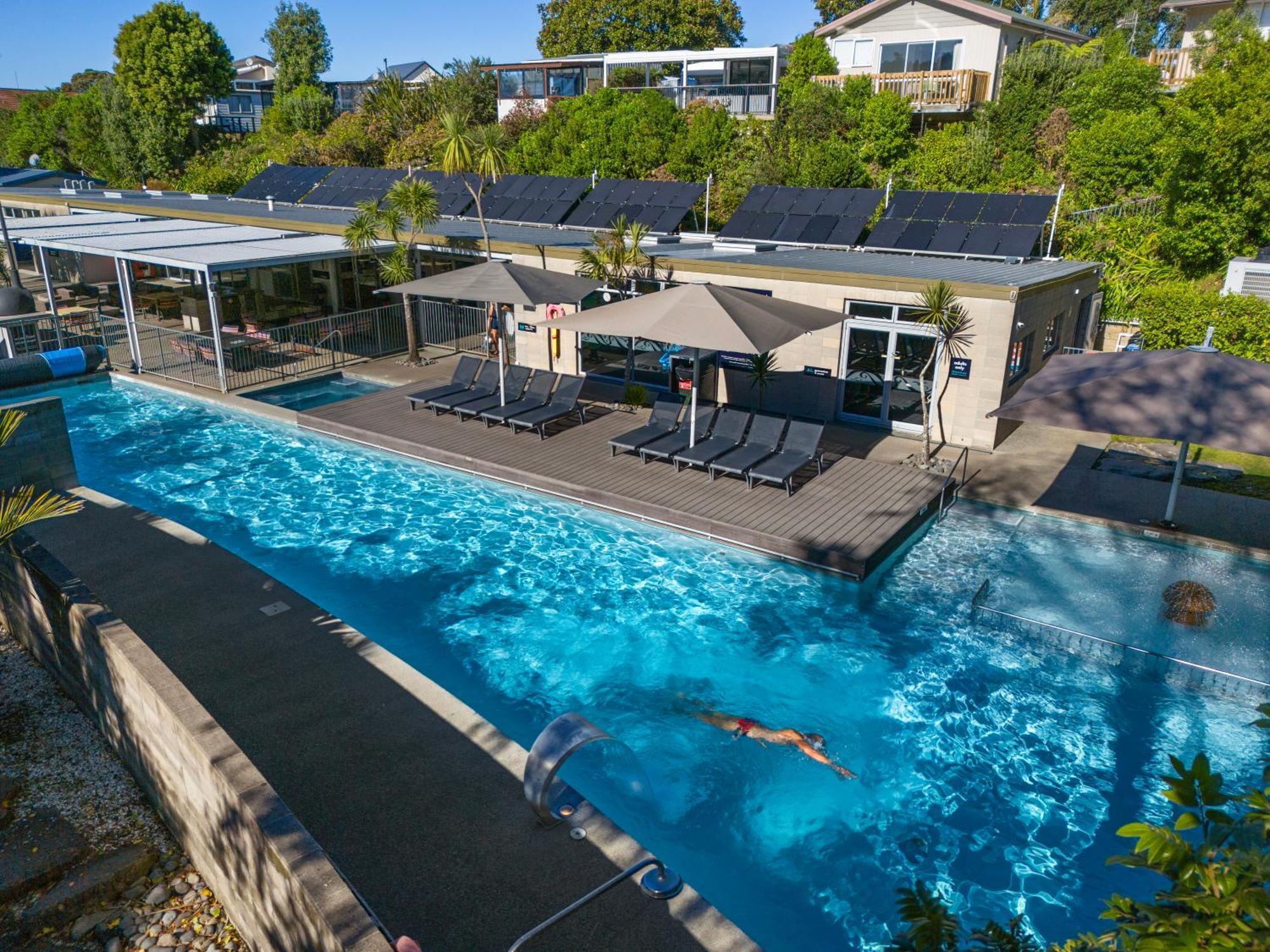 Tasman Holiday Parks - Waihi Beach Bagian luar foto The swimming pool at the hotel