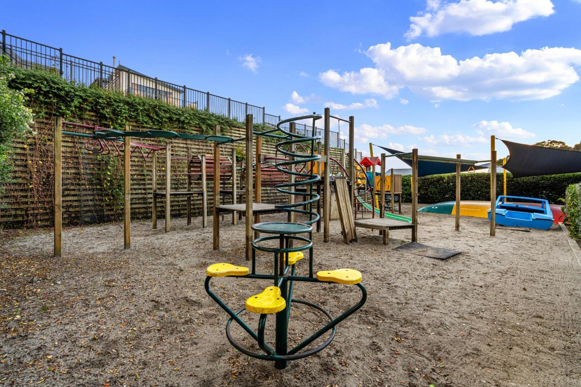 Tasman Holiday Parks - Waihi Beach Bagian luar foto Playground at the school