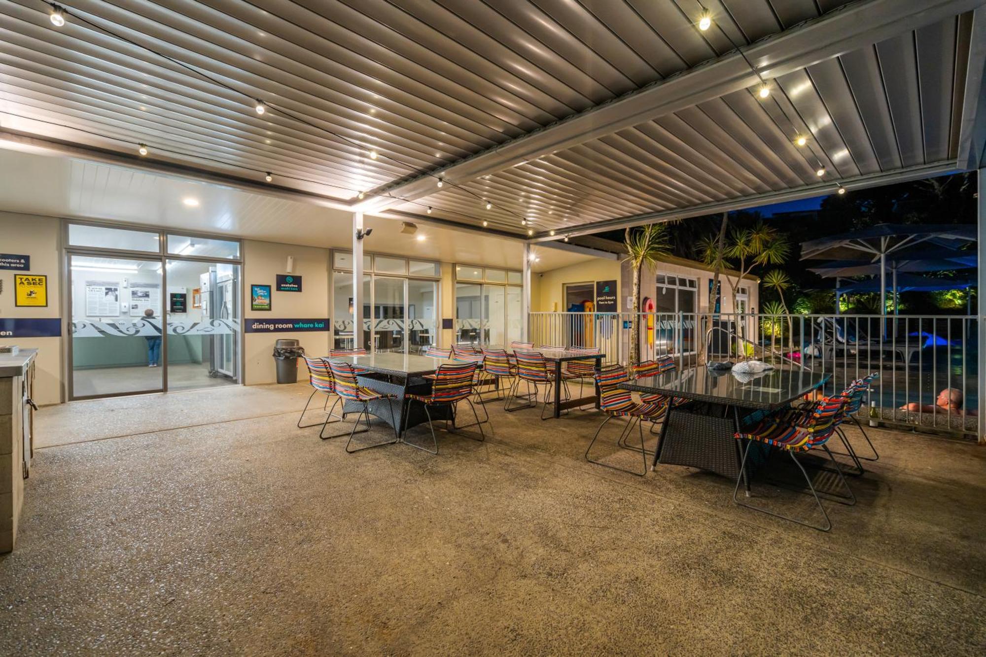 Tasman Holiday Parks - Waihi Beach Bagian luar foto The pool deck at the 2012 Commonwealth Games Village