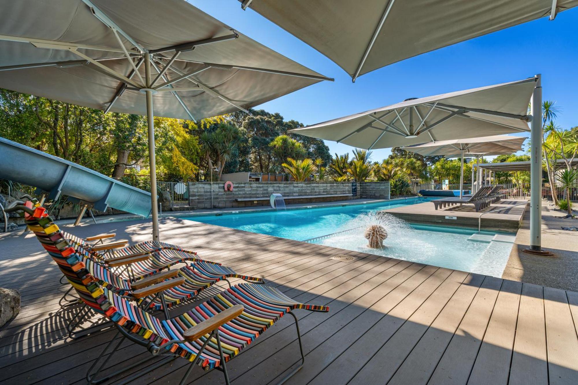 Tasman Holiday Parks - Waihi Beach Bagian luar foto The pool at the resort
