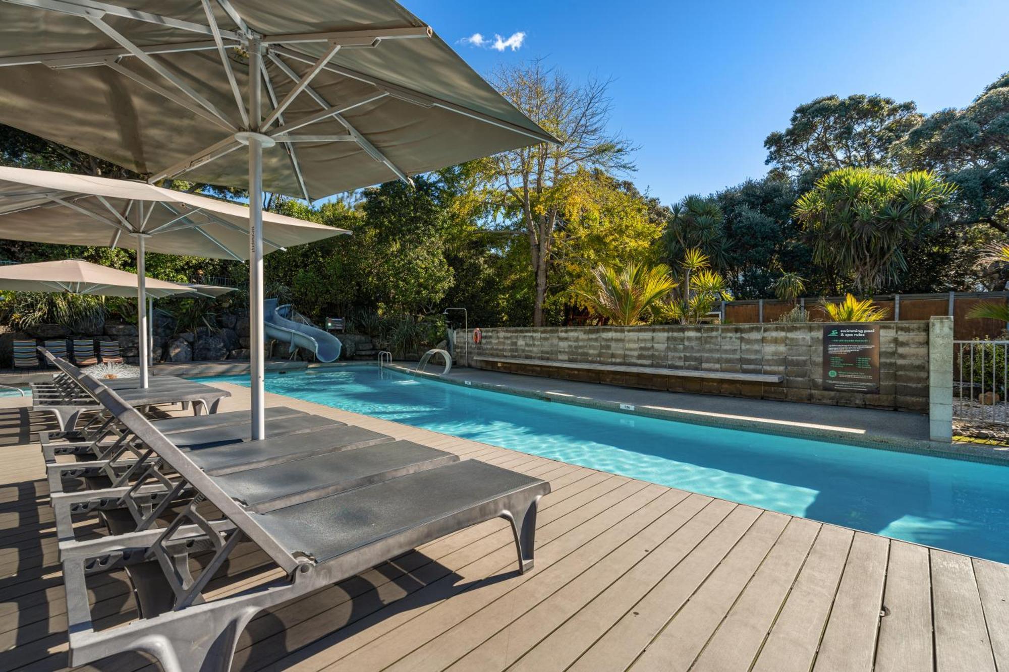 Tasman Holiday Parks - Waihi Beach Bagian luar foto The pool at the hotel