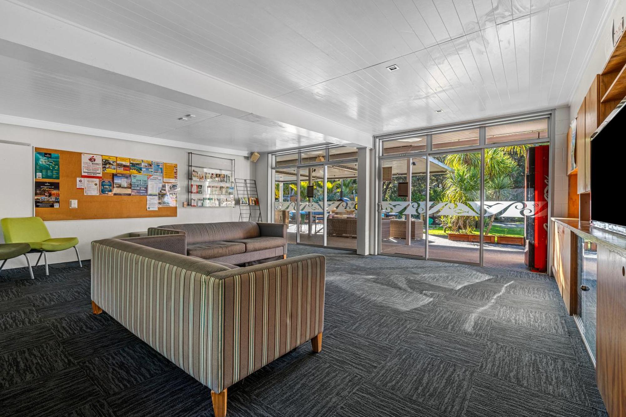 Tasman Holiday Parks - Waihi Beach Bagian luar foto The interior of the school's main building