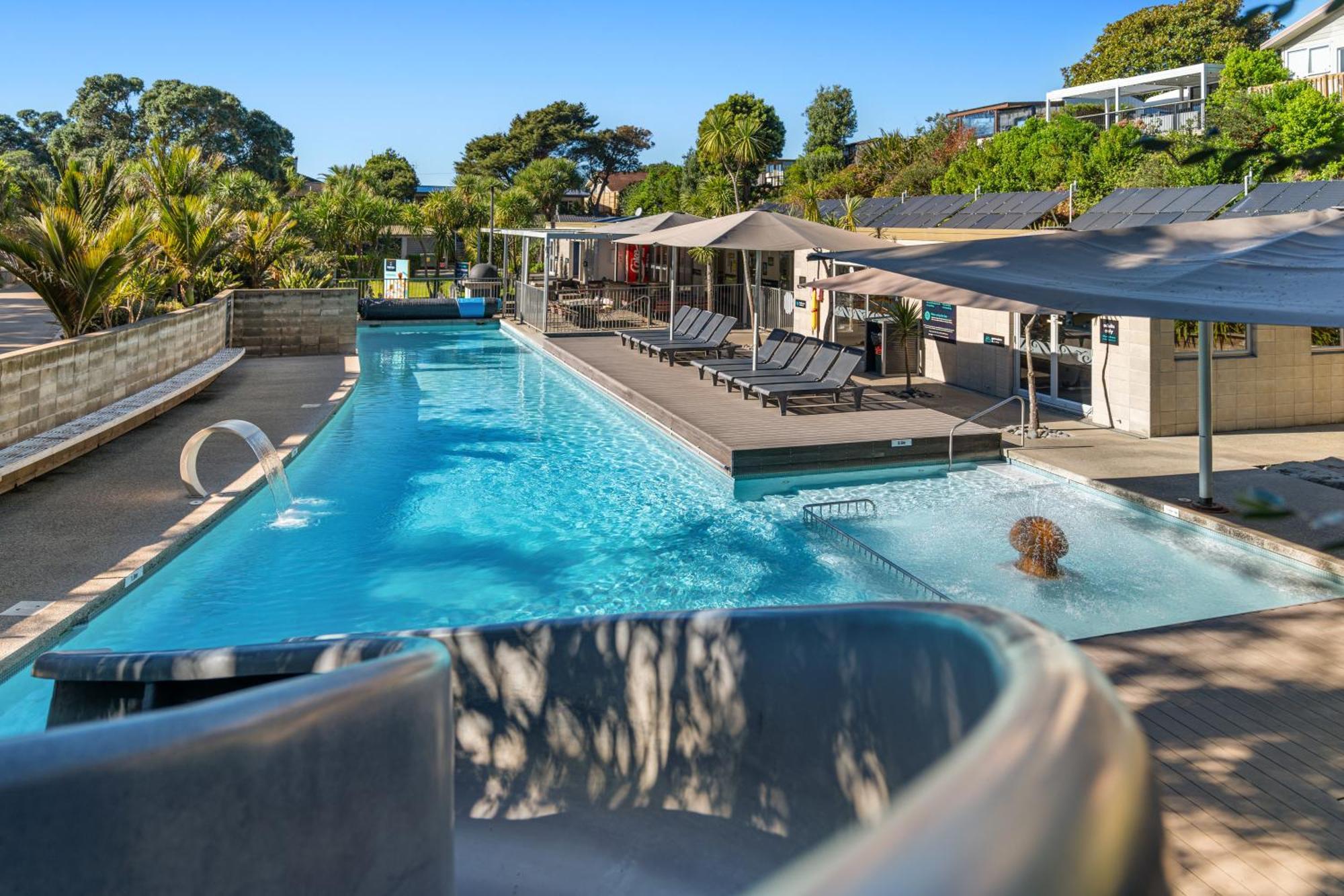 Tasman Holiday Parks - Waihi Beach Bagian luar foto The pool at the Bay of Many Coves