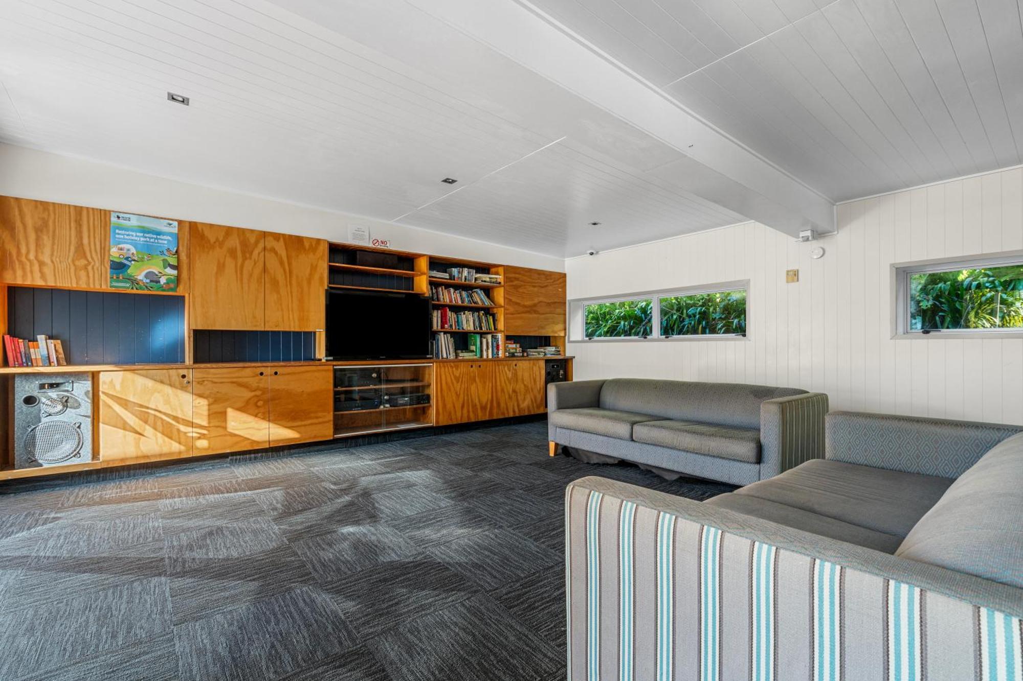 Tasman Holiday Parks - Waihi Beach Bagian luar foto Interior of the house