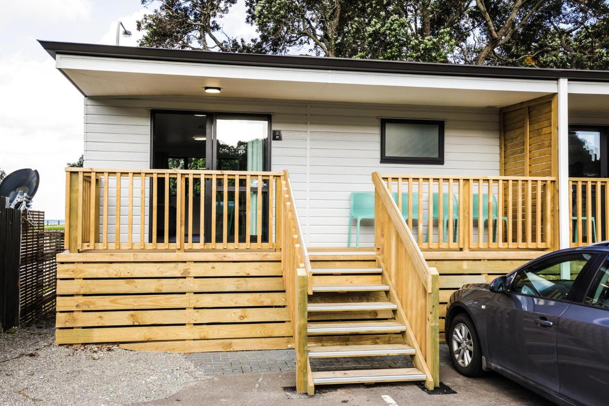 Tasman Holiday Parks - Waihi Beach Bagian luar foto A tiny home in New Zealand