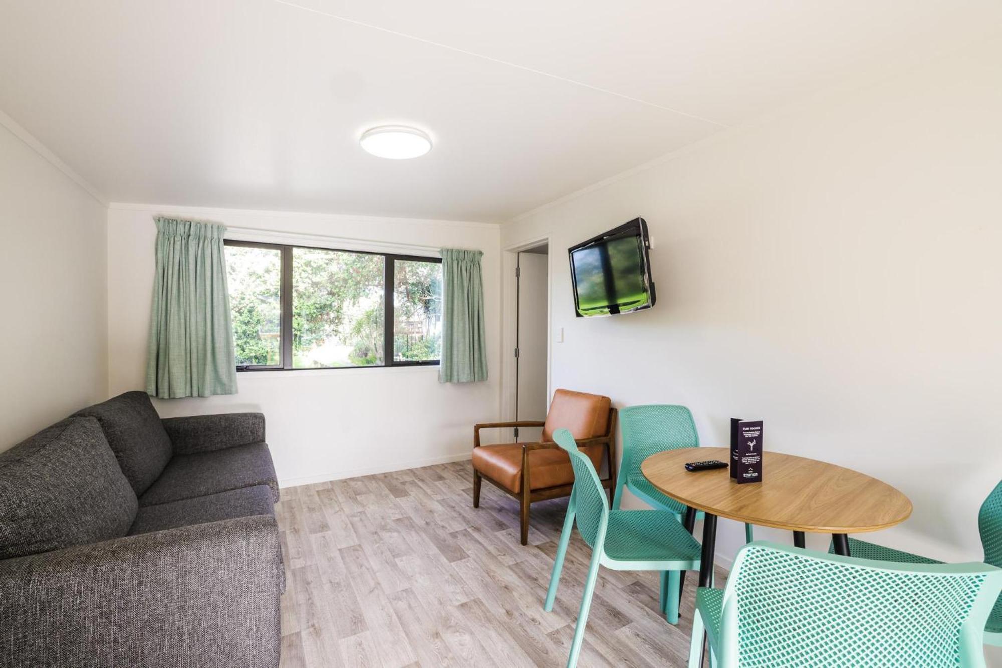 Tasman Holiday Parks - Waihi Beach Bagian luar foto Living area of a one bedroom apartment