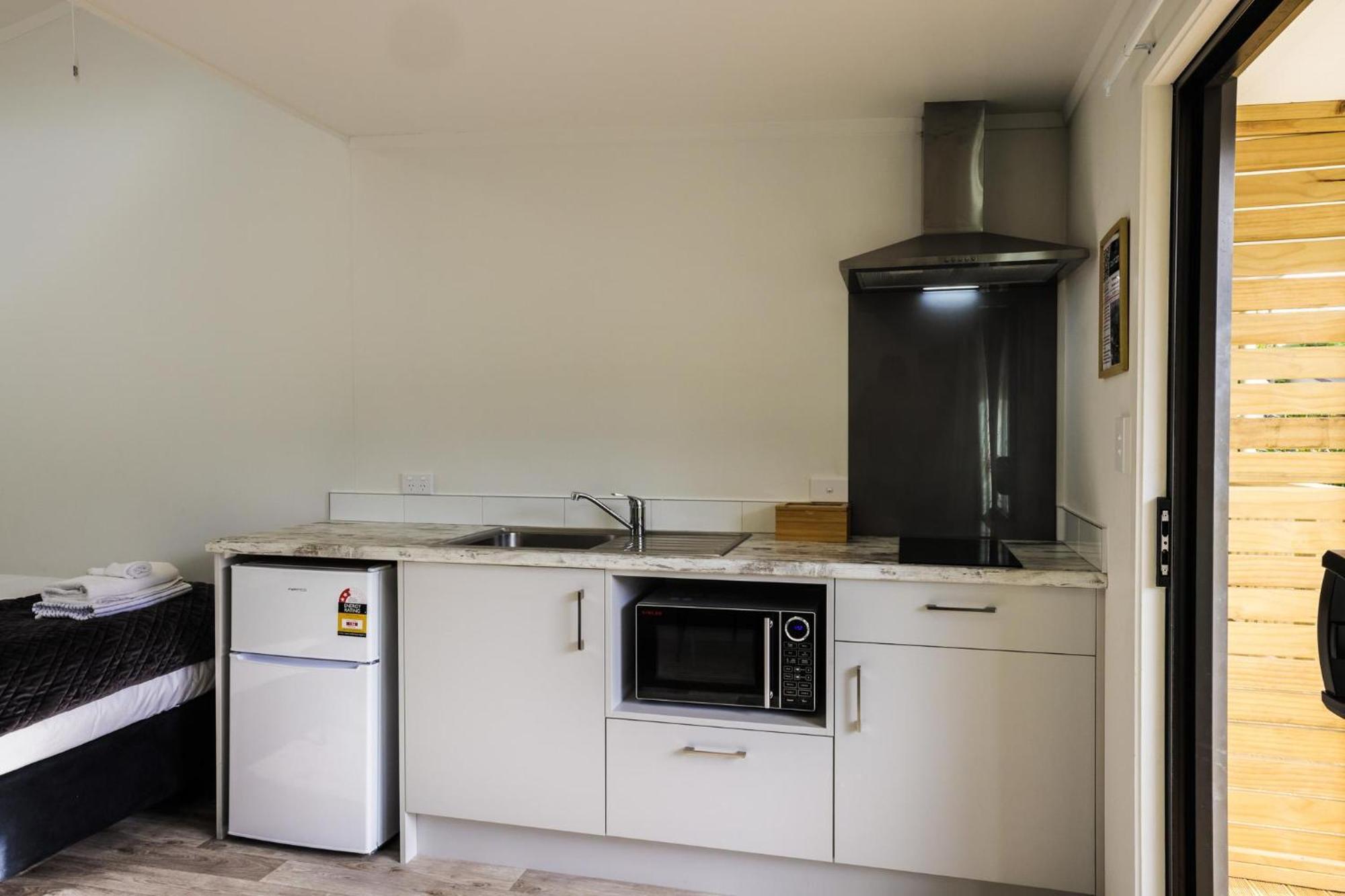 Tasman Holiday Parks - Waihi Beach Bagian luar foto A kitchen in a motel
