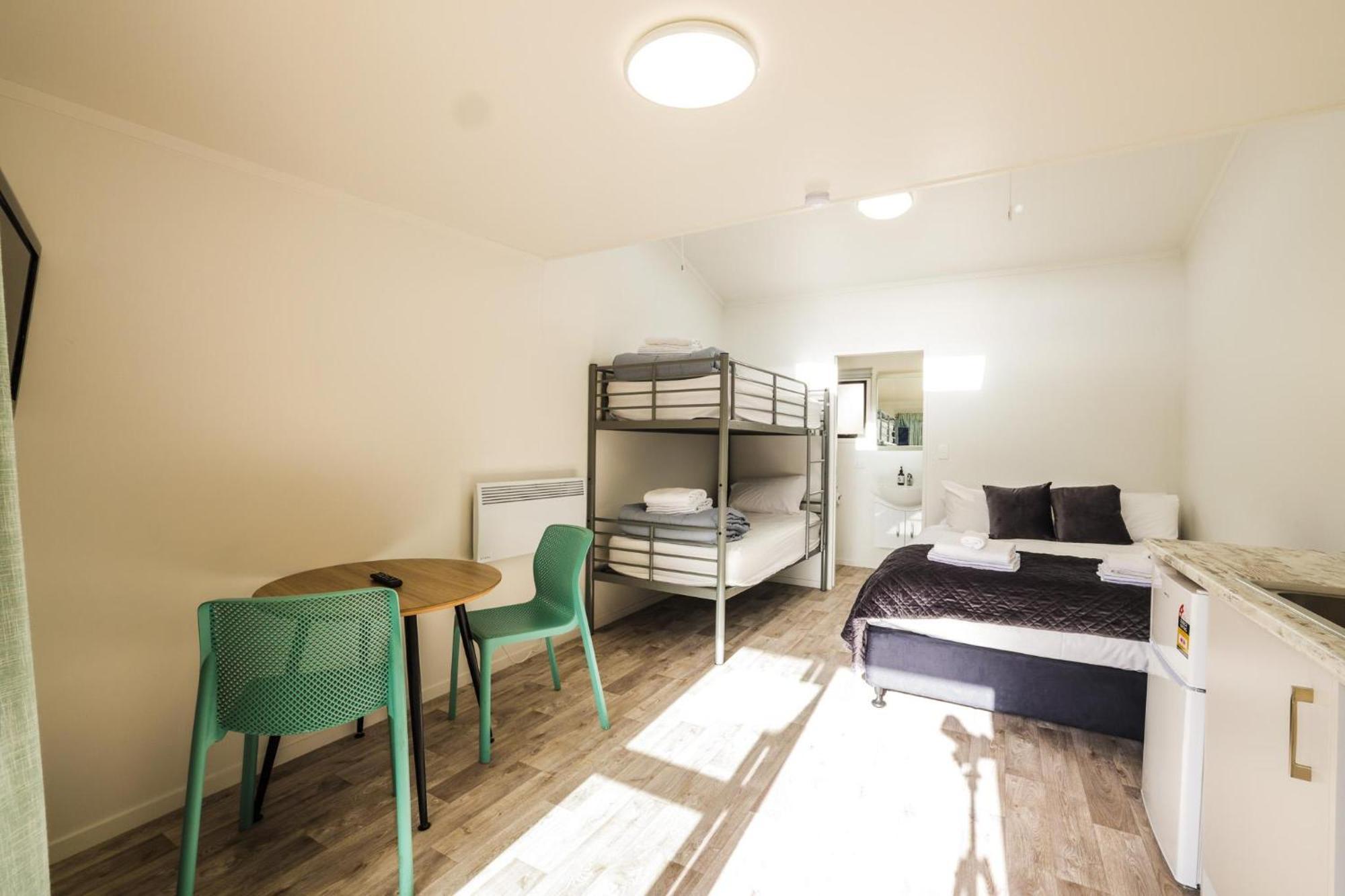 Tasman Holiday Parks - Waihi Beach Bagian luar foto A typical studio apartment