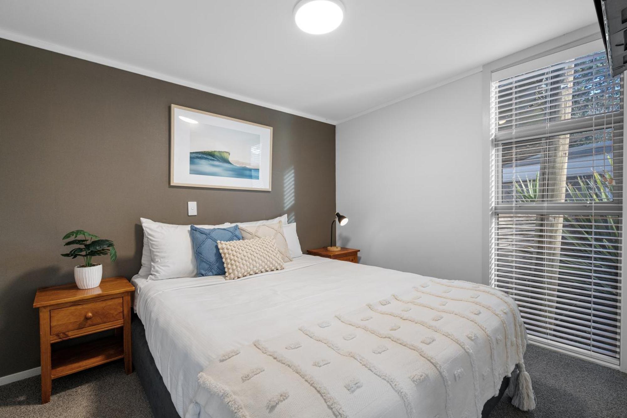 Tasman Holiday Parks - Waihi Beach Bagian luar foto A bedroom in a typical apartment