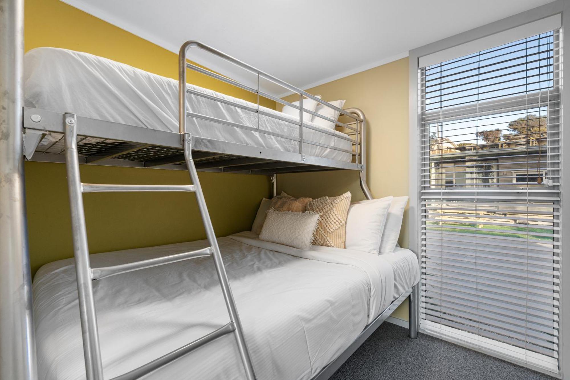 Tasman Holiday Parks - Waihi Beach Bagian luar foto A bunk bed