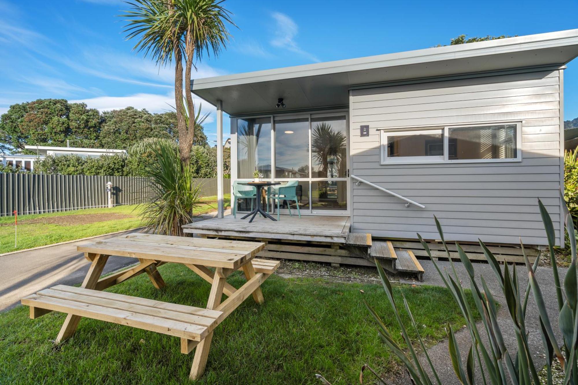 Tasman Holiday Parks - Waihi Beach Bagian luar foto A bach at Waikare