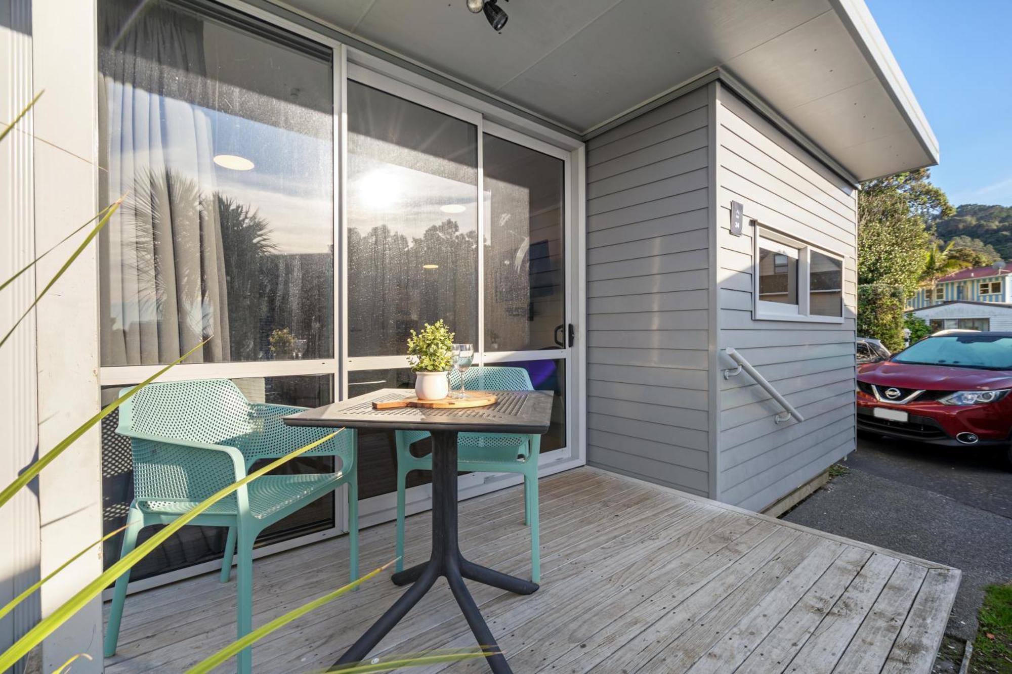 Tasman Holiday Parks - Waihi Beach Bagian luar foto A typical studio apartment