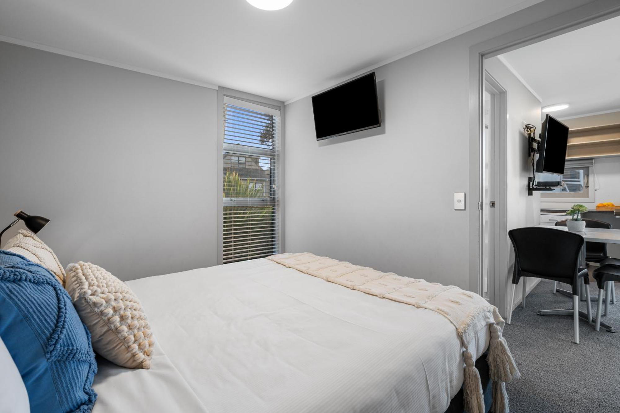 Tasman Holiday Parks - Waihi Beach Bagian luar foto A bedroom in a typical apartment