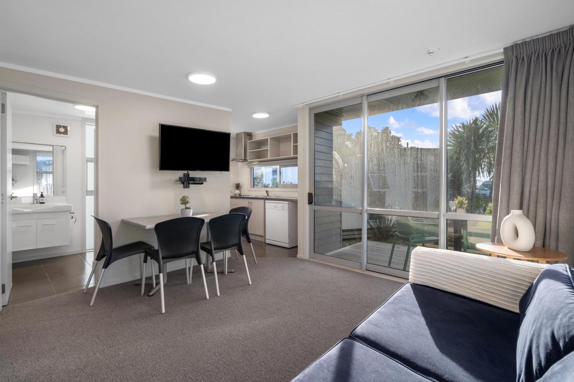 Tasman Holiday Parks - Waihi Beach Bagian luar foto A typical one-bedroom apartment at the hotel