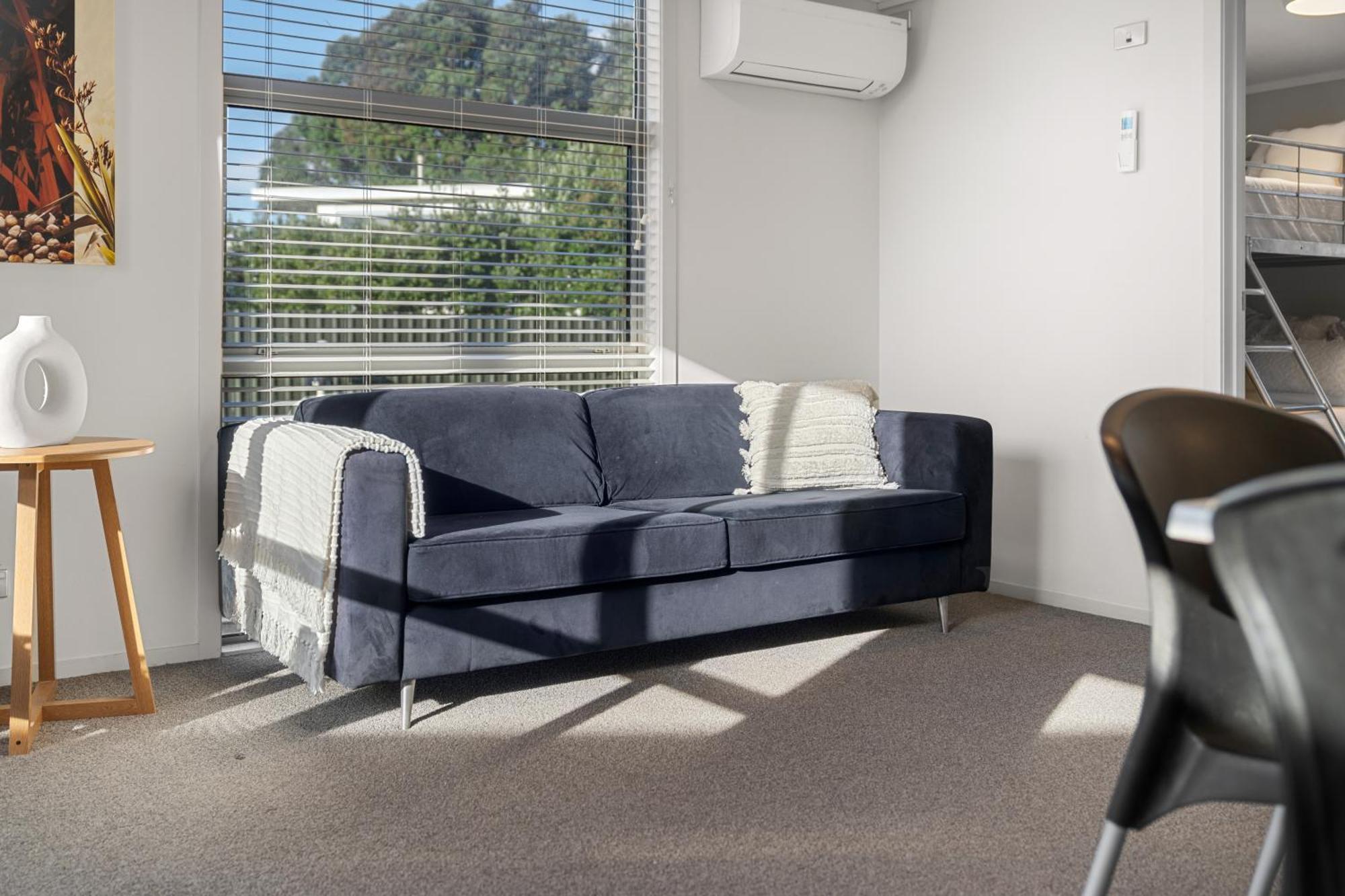 Tasman Holiday Parks - Waihi Beach Bagian luar foto A sofa
