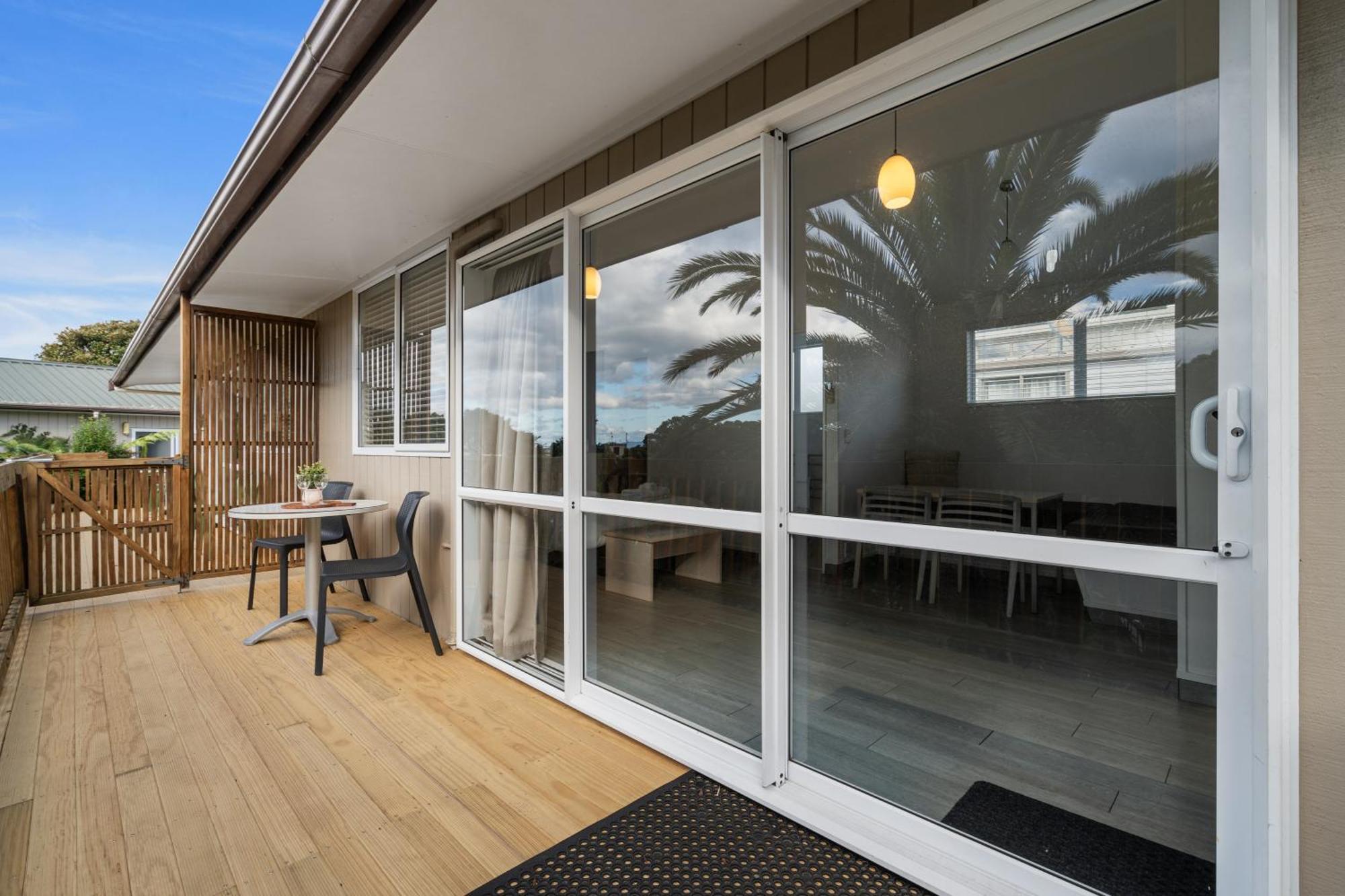 Tasman Holiday Parks - Waihi Beach Bagian luar foto A sliding door