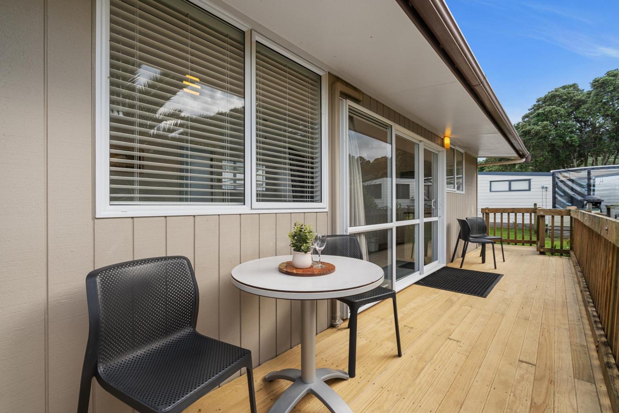 Tasman Holiday Parks - Waihi Beach Bagian luar foto A typical motel room