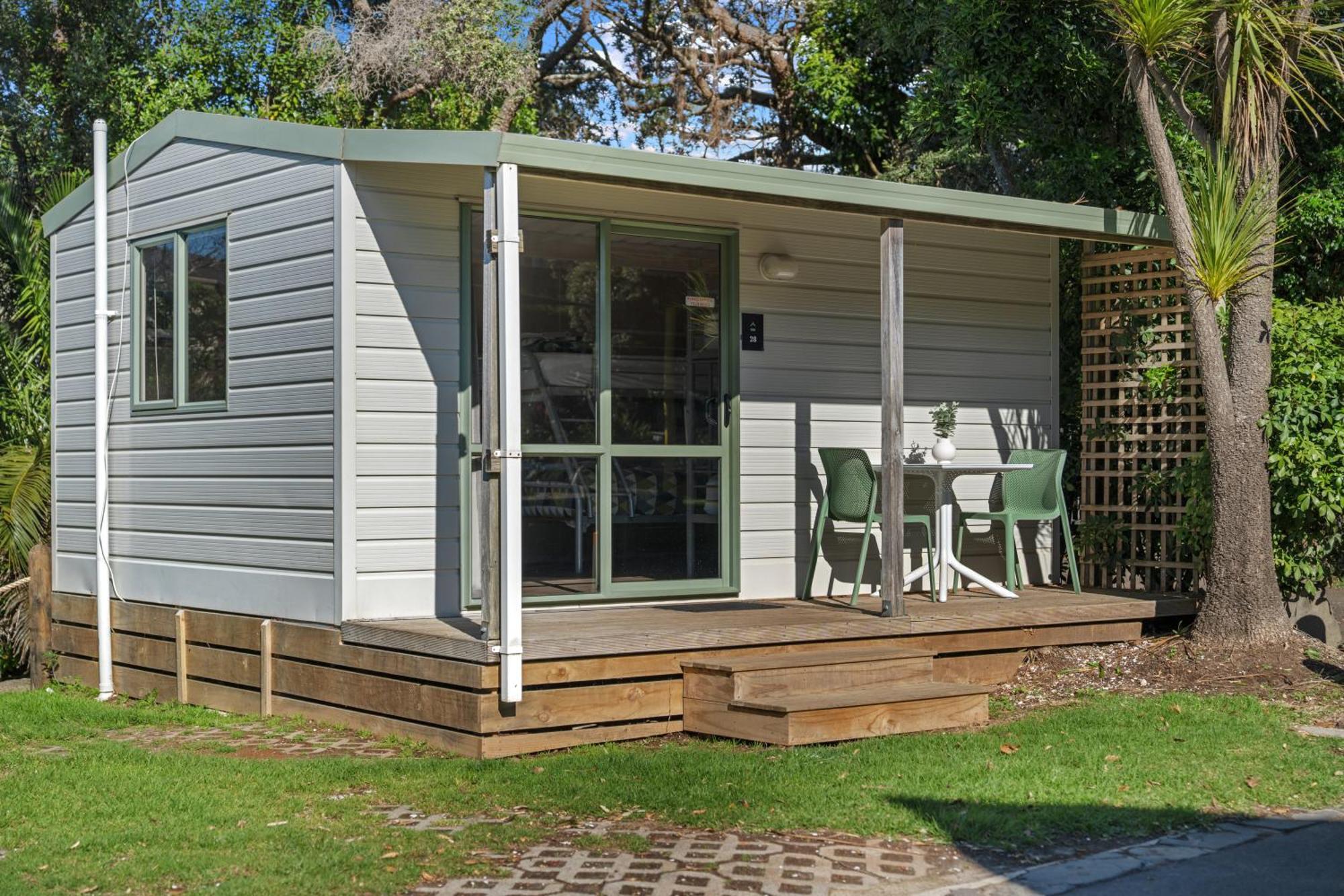Tasman Holiday Parks - Waihi Beach Bagian luar foto A bach in Auckland, New Zealand