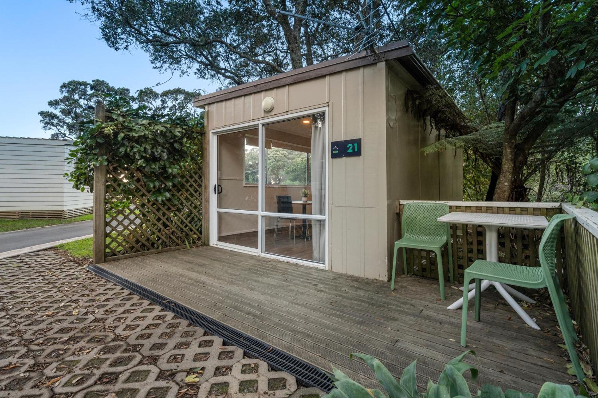Tasman Holiday Parks - Waihi Beach Bagian luar foto A typical studio cabin at the park