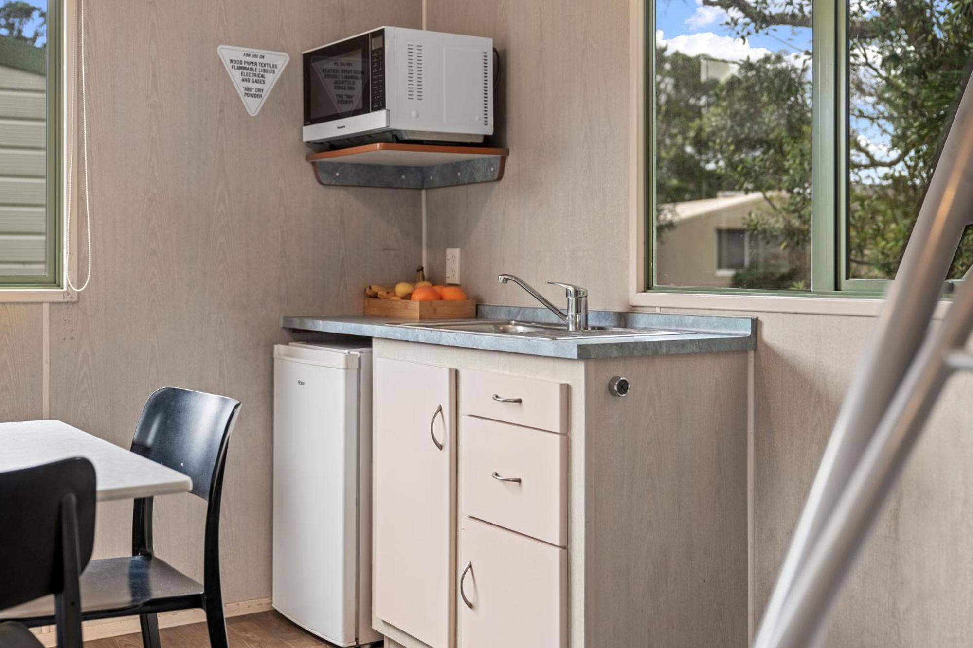 Tasman Holiday Parks - Waihi Beach Bagian luar foto A typical kitchen in a typical studio