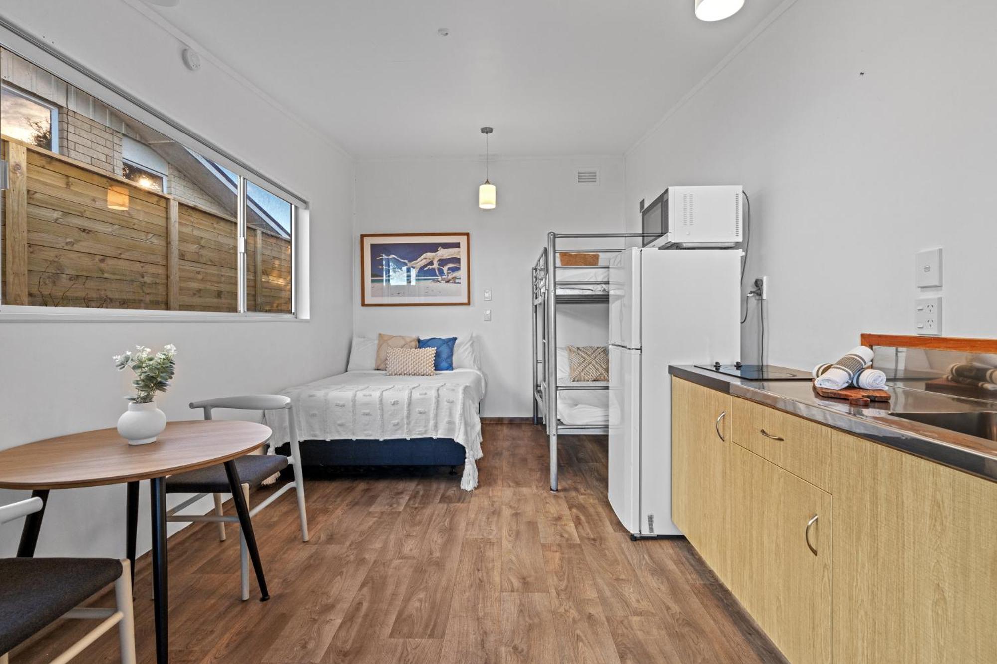 Tasman Holiday Parks - Waihi Beach Bagian luar foto A typical studio apartment