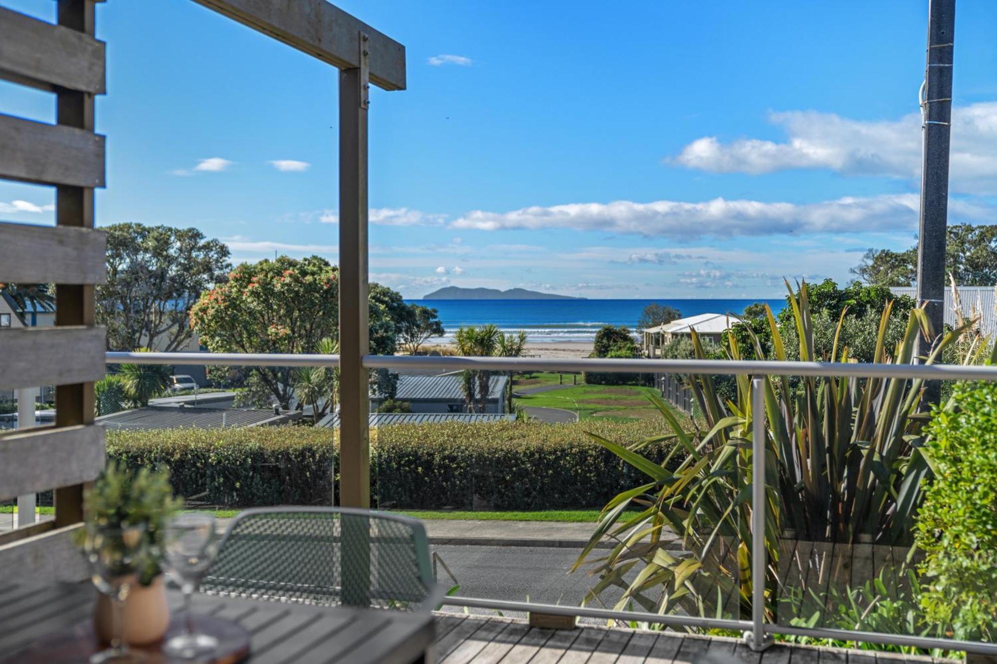 Tasman Holiday Parks - Waihi Beach Bagian luar foto View of the bay from a house in Red Beach