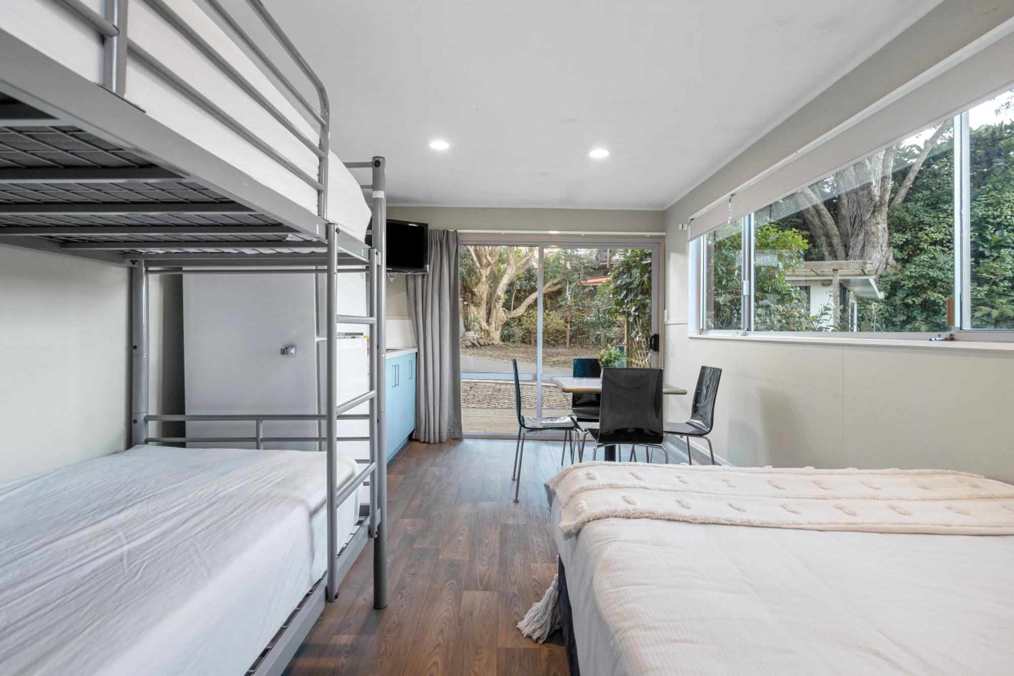 Tasman Holiday Parks - Waihi Beach Bagian luar foto A typical studio at the University of Western Australia