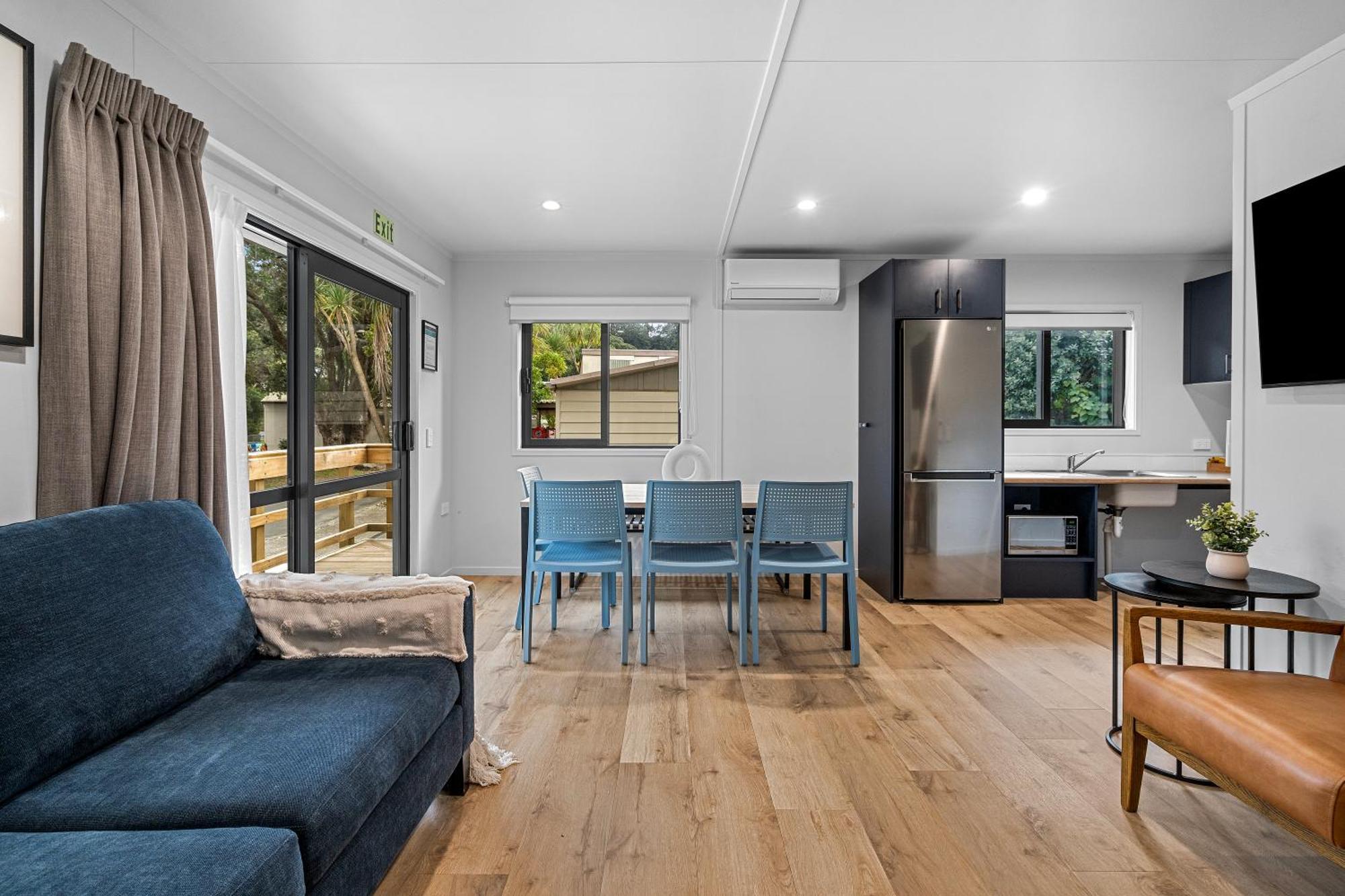 Tasman Holiday Parks - Waihi Beach Bagian luar foto A modern bach interior