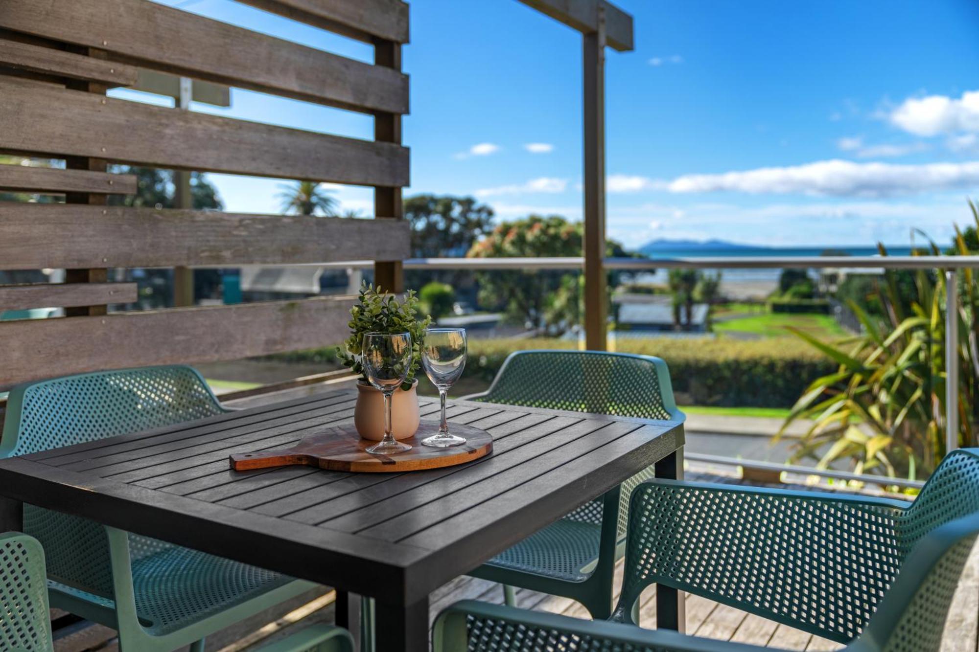 Tasman Holiday Parks - Waihi Beach Bagian luar foto A balcony in New Zealand
