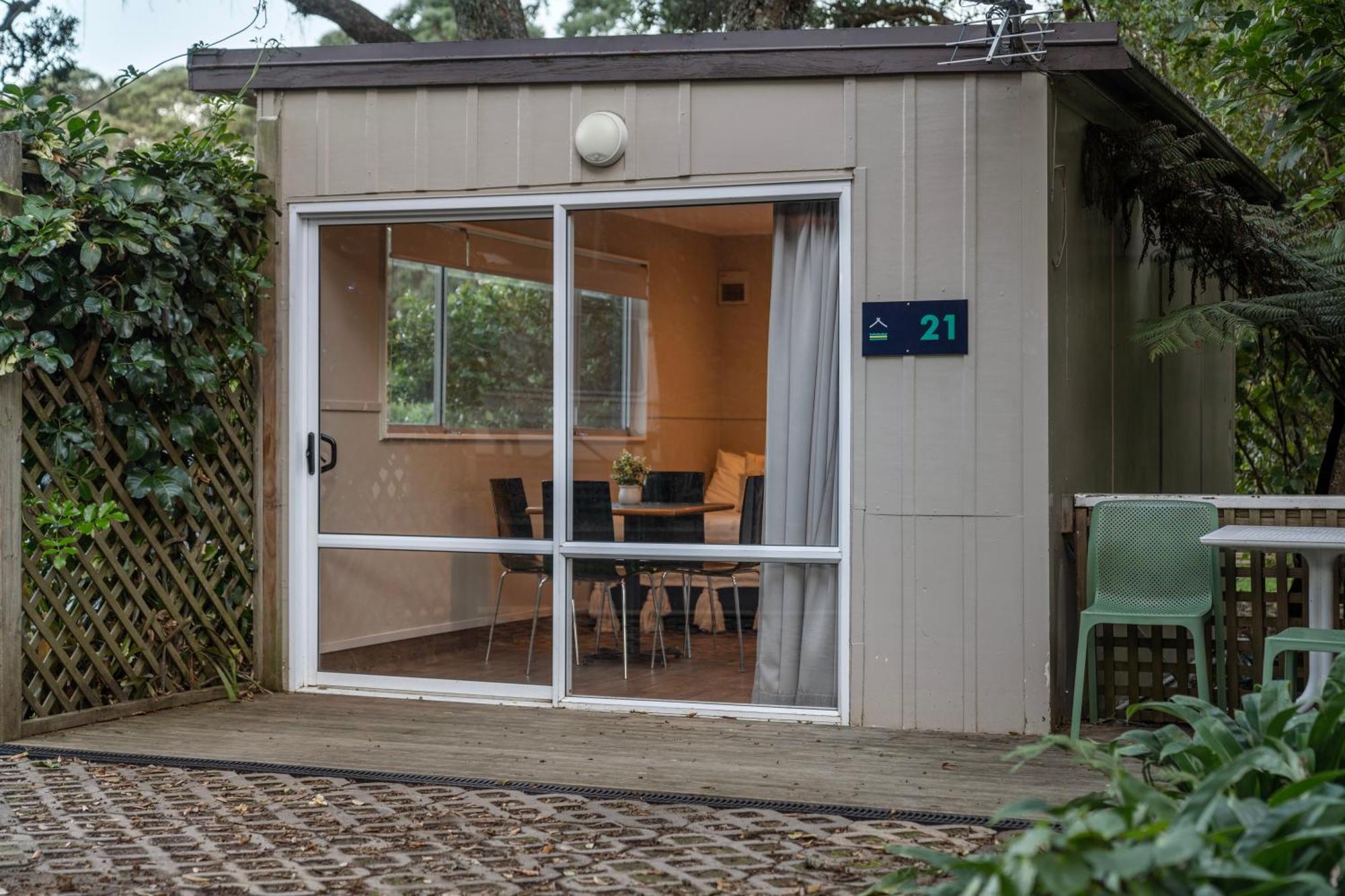 Tasman Holiday Parks - Waihi Beach Bagian luar foto A garden room in Auckland, New Zealand